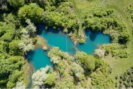 Many people have never heard of this turquoise and 'wild' lake in Lika, but it hides one of the deepest karst springs in the world. Many people have never heard of this turquoise and 'wild' lake in Lika, but it hides one of the deepest karst springs in the world.